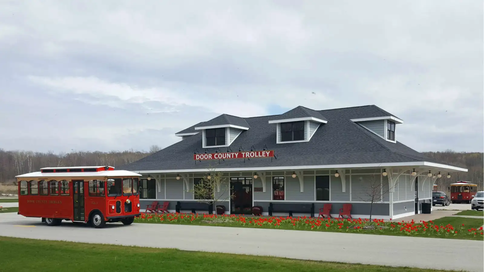 28516685_1847161388659351_1977177736983625939_o a red and white bus parked in front of a building